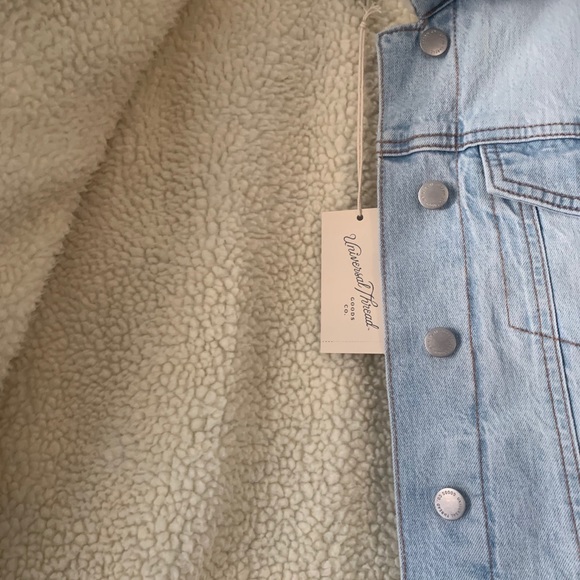 COPY - NWT Universal Thread Light Wash Jean Jacket - Picture 4 of 6